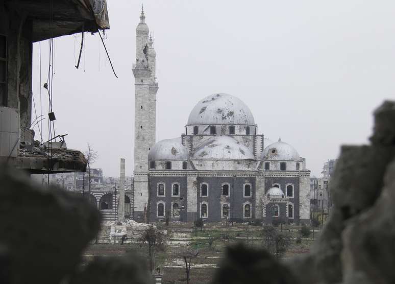 Mesquita de Homs danificada após conflitos que acontecem em toda a Síria