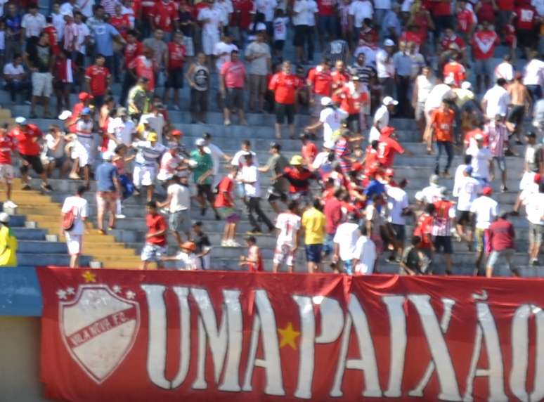 Torcedores se enfrentam no Serra Dourada em jogo do Vila Nova pela Série C