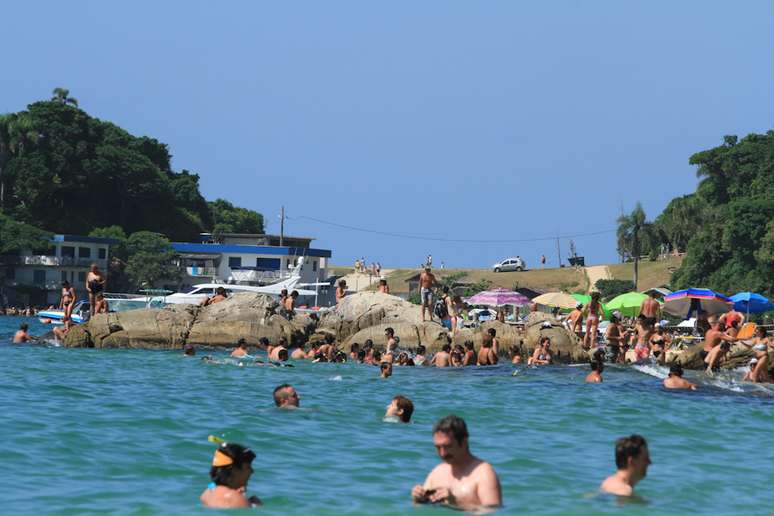 <p>As águas tranquilas e claras da praia de Lagoinhas atraem turistas para a região do litoral catarinense</p>