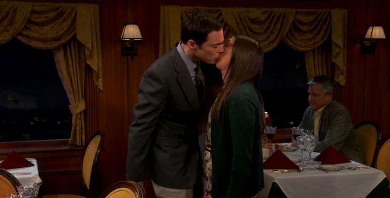 Já se passaram quase quatro anos desde que a personagem Amy Farrah Fowler, interpretada por Mayim Bialik, chegou à série norte-americana 'The Big Bang Theory', em maio de 2010. Par romântico do excêntrico Sheldon Cooper (Jim Parsons), a cientista finalmente ganhou o primeiro beijo do namorado em episódio que foi ao ar nos Estados Unidos na quinta-feira (6)