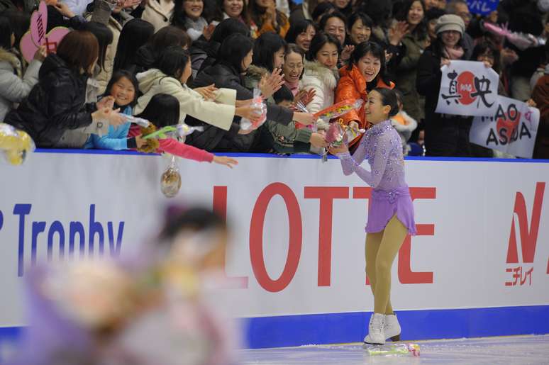 Cena recorrente: ap&oacute;s apresenta&ccedil;&atilde;o, Asada &eacute; assediada por f&atilde;s de todas as idades