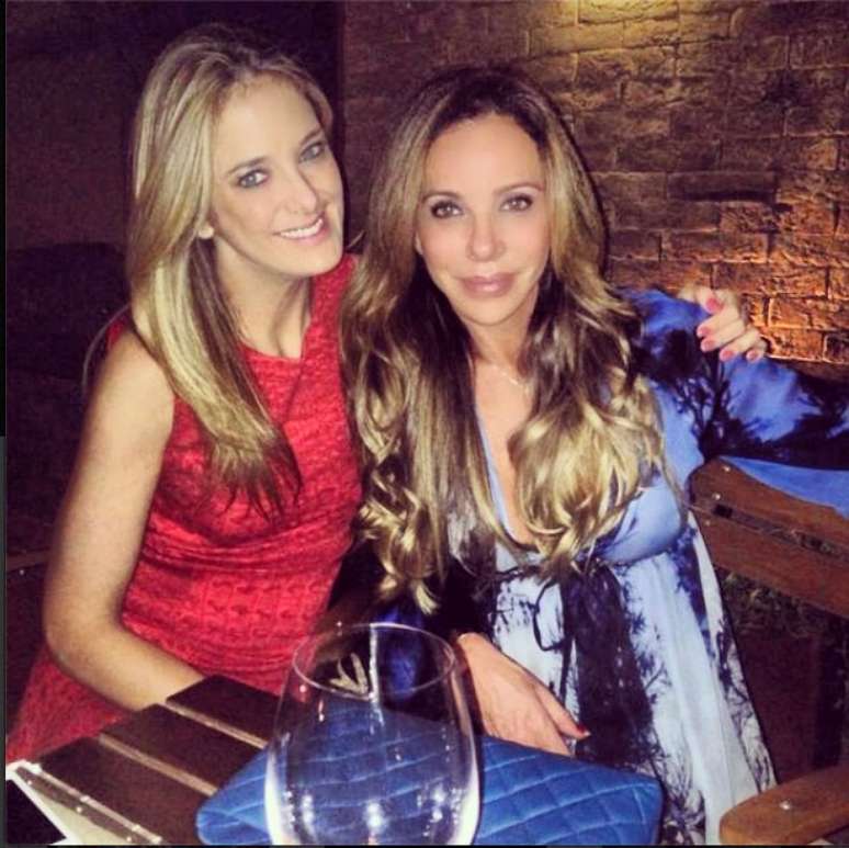 Na noite da &uacute;ltima sexta-feira (7), Ticiane Pinheiro foi fotografada acompanhada de um homem careca ao deixar uma balada no Itaim, em S&atilde;o Paulo. Apesar de nas fotos a apresentadora aparecer apenas de costas, em seu Instagram, horas antes, ela postou uma imagem na qual est&aacute; usando o mesmo vestido com o qual foi vista pelos paparazzi