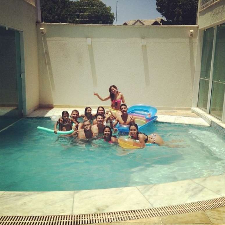 Anitta aproveitou o dia com a fam&iacute;lia na piscina
