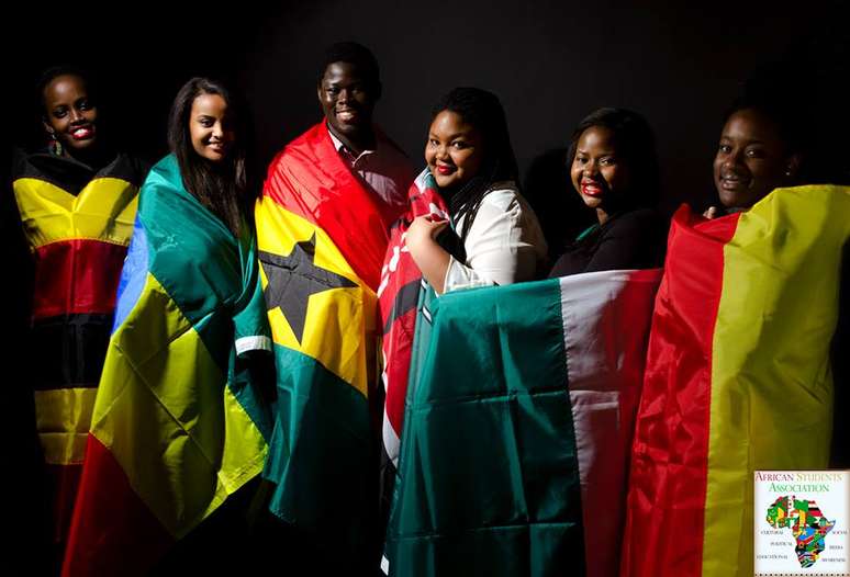 Campanha traz estudantes segurando bandeiras de países do continente africano