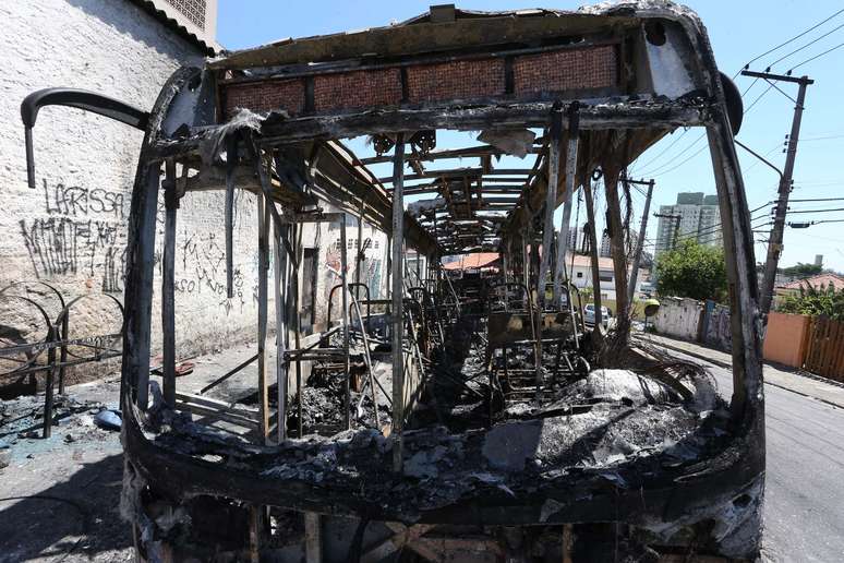 <p>Ônibus foi queimado em protesto após a morte de uma adolescente na região do Rio Pequeno</p>