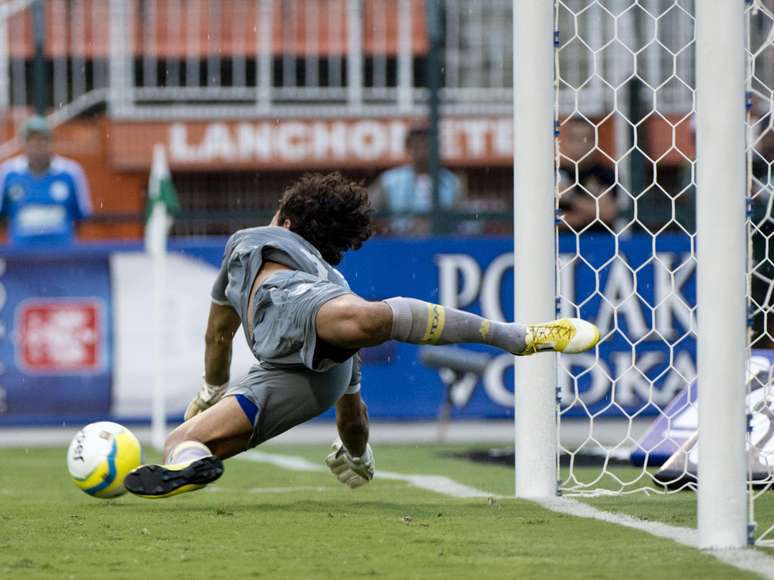 <p>Felipe Alves salta para defender penalidade cobrada por Kardec</p>