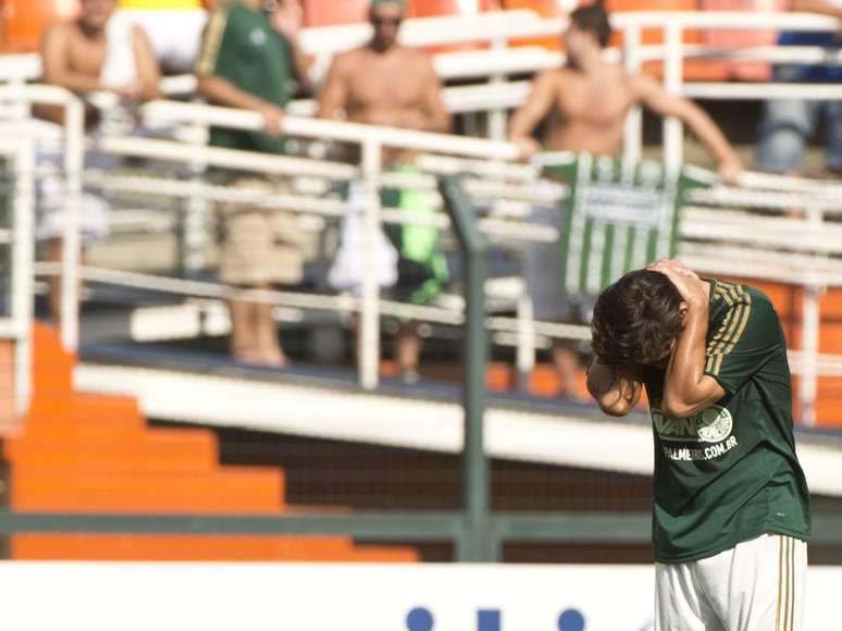 Meia chileno vem tendo sequência de partidas após lesões