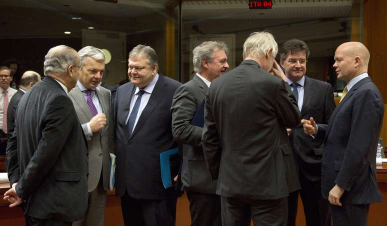 Ministros das Relações Exteriores da União Europeia conversam durante reunião de chanceleres da UE em Bruxelas, nesta segunda-feira, 10 fevereiro