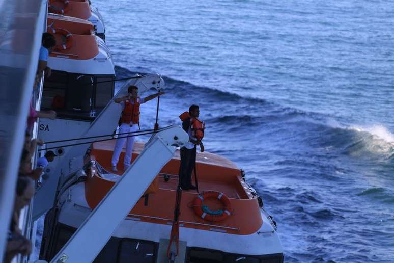 <p>Funcionários do navio MSC Preziosa durante momento em que tentavam localizar suposto homem ao mar</p>