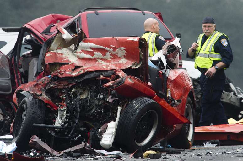 Carro ficou totalmente destruído após a colisão