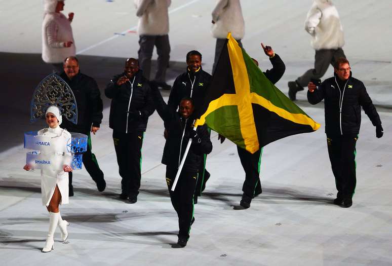 Porta-bandeira da Jamaica, Marvin Dixon entra com sua delegação na abertura da Olimpíada