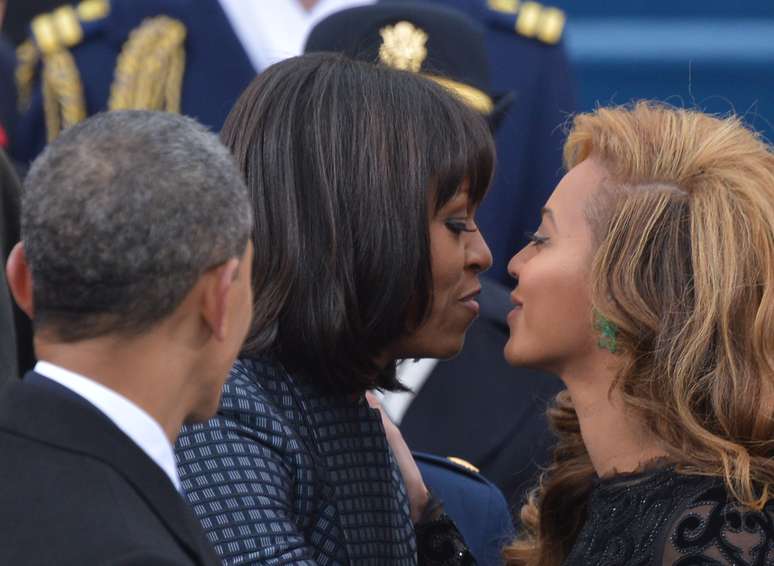 <p>Cantora Beyonc&eacute;&nbsp;cumprimenta Michelle Obama durante cerim&ocirc;nia no Capit&oacute;lio, em janeiro de 2013</p>