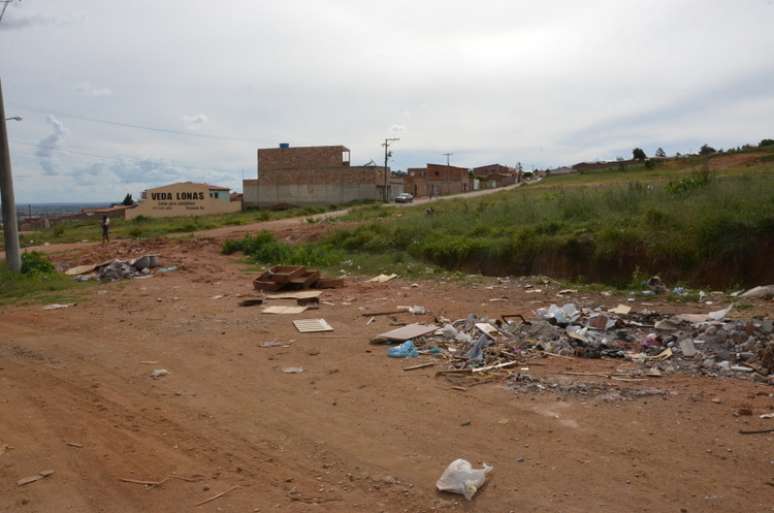 Lixo e entulhos depositados na Serra do Periperi, em Vitória da Conquista