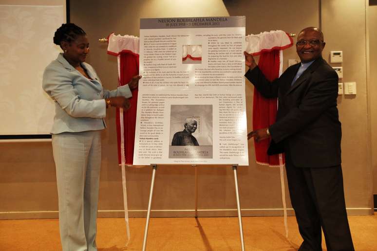 Selo comemorativo é apresentado na Fundação Nelson Mandela, em Joanesburgo, nesta terça-feira, 11 de fevereiro
