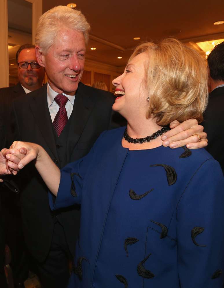 Bill e Hillary Clinton durante uma premiação, em Beverly Hills, em novembro de 2013