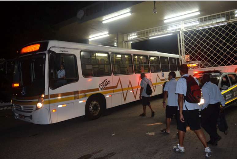 <p>&Ocirc;nibus deixando a garagem da Carris na manh&atilde; desta ter&ccedil;a-feira</p>