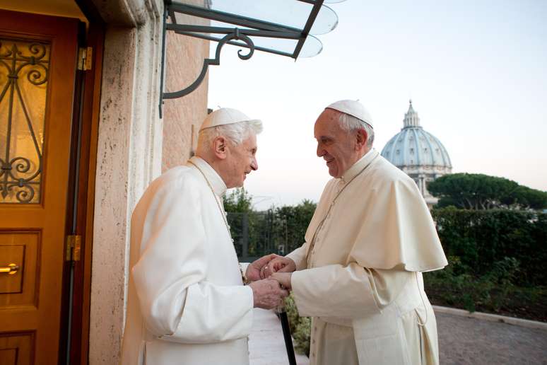 23 de dezembro de 2013: Papa Emérito Bento XVI recebe o Papa Francisco e os dois trocam saudações de Natal, no Vaticano