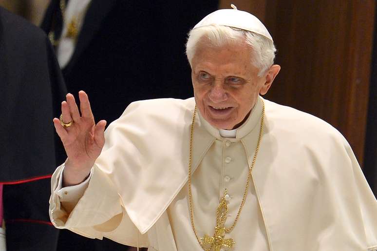 26 de janeiro de 2013: o então Papa Bento XVI chega ao salão Paulo VI no Vaticano para a audiência semanal