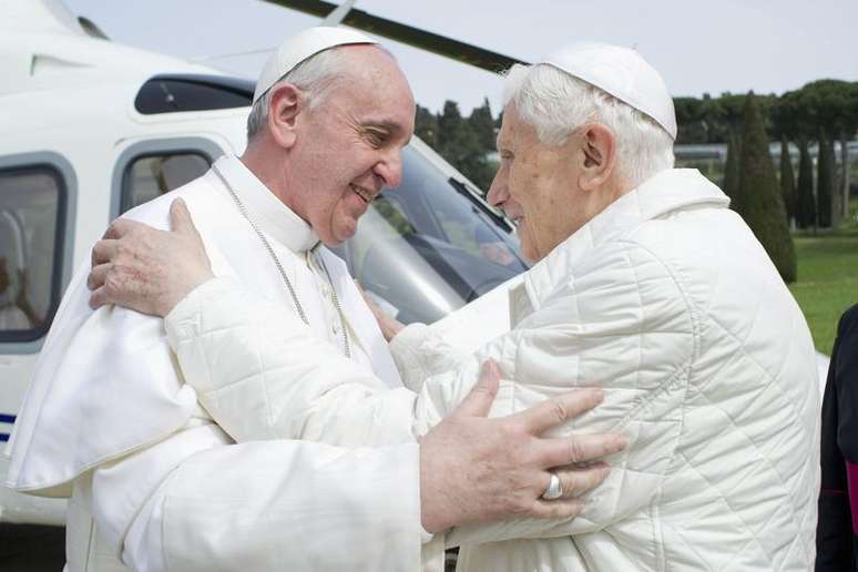<p>23 de março de 2013: Papa Francisco abraça o Papa Emérito Bento XVI quando ele chega à residência de verão Castelo Gandolfo</p>