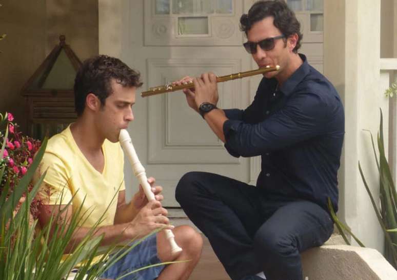 Laerte reencontra o filho e os dois tocam flauta juntos