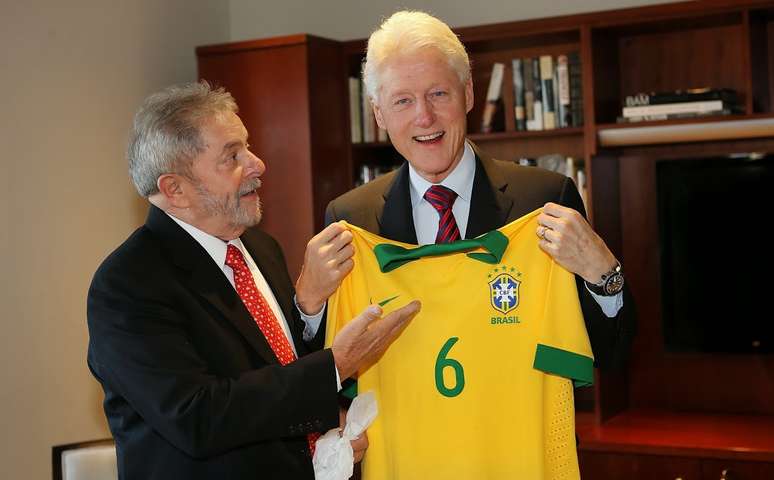<p>O ex-presidente do Brasil, Luiz In&aacute;cio Lula da Silva, encontrou o ex-presidente dos Estados Unidos&nbsp;Bill Clinton na ter&ccedil;a-feira, em Nova Iorque</p>