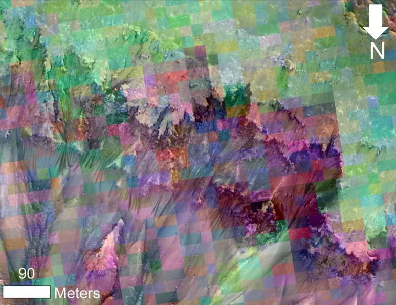 <p>Esta imagem combina fotografia das marcas escuras que aparecem sazonalmente no solo do planeta com uma grade de cores com base em dados coletados por um espectrômetro de mapeamento mineral da mesma área</p>