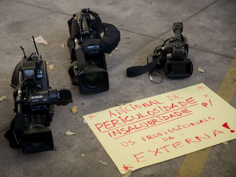 <p>Jornalistas de diversos meios de comunicação se uniram por mais segurança e melhores condições de trabalho após a morte do colega Santiago Andrade, da Rede Bandeirantes</p>