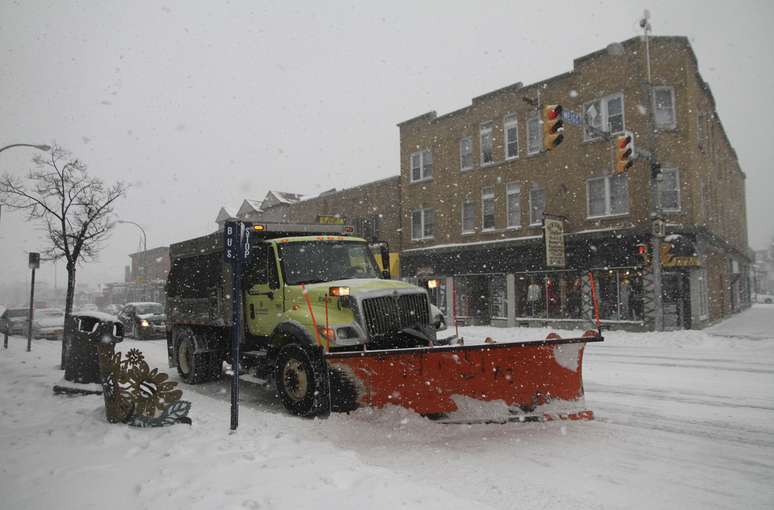 Escaveira retira neve das ruas na cidade de Rochester, no estado de Nova York