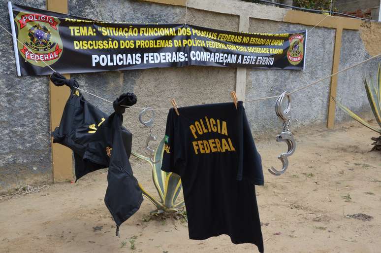 <p>Policiais penduraram algemas, coletes e camisas durante protesto em frente a delegacia no sudoeste baiano</p>