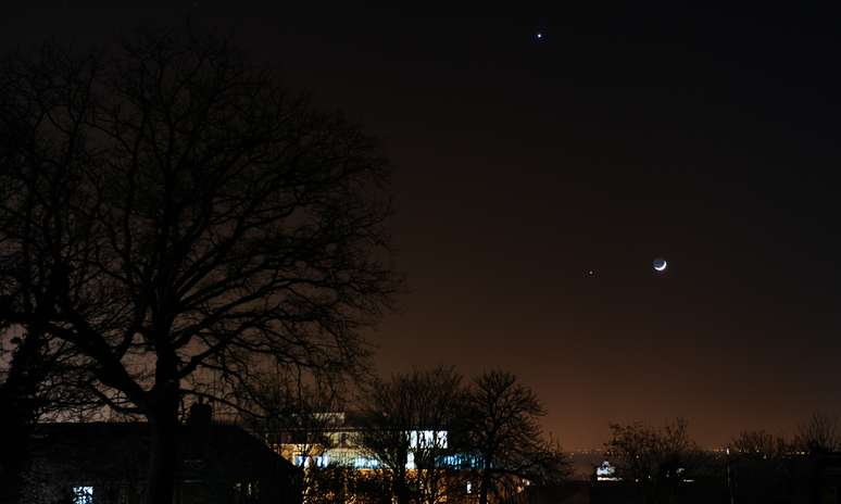 Vênus, acima, e Júpiter, abaixo, aparecem na noite de Londres, na Inglaterra
