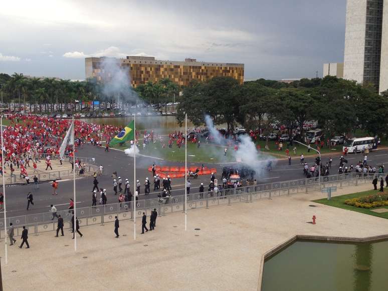 <p>No dia do protesto, cerca de 15 mil pessoas ligadas ao MST se reuniram na Praça dos Três Poderes, em frente ao Palácio da Alvorada</p>