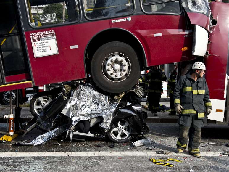 Acidente entre dois ônibus e um automóvel deixou dois mortos e oito feridos na avenida Vereador José Diniz na zona sul de São Paulo na manhã desta quarta-feira