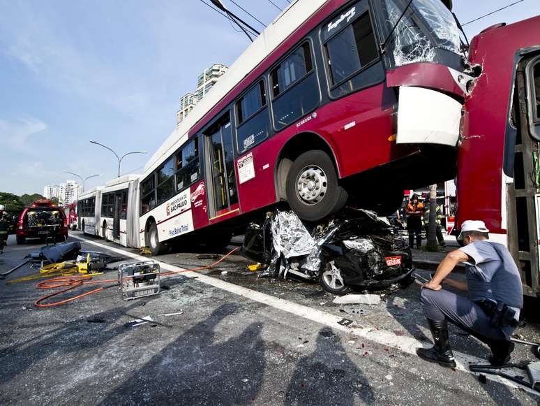 <p>Acidente entre dois ônibus e um automóvel deixou dois mortos e oito feridos na avenida Vereador José Diniz </p>