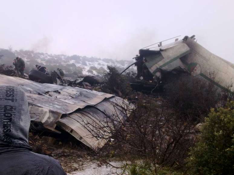 Avião militar argelino após se chocar com uma montanha e cair, nesta terça feira, 11 de fevereiro