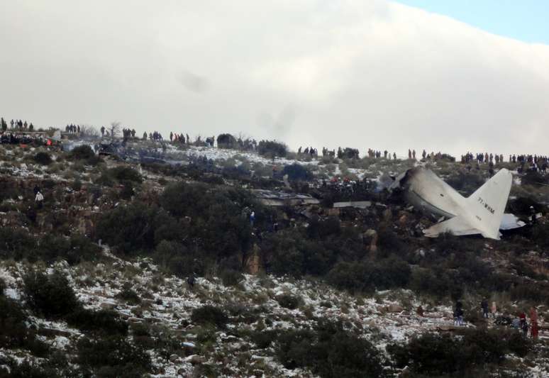 Avião militar argelino após se chocar com uma montanha e cair, nesta terça feira, 11 de fevereiro