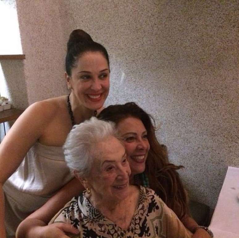 Claudia Raia posa com a m&atilde;e e a irm&atilde;