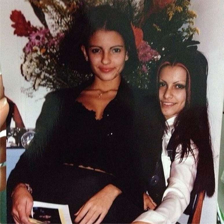 Cleo Pires (&agrave; dir.) ao lado da amiga Roberta Gaspar