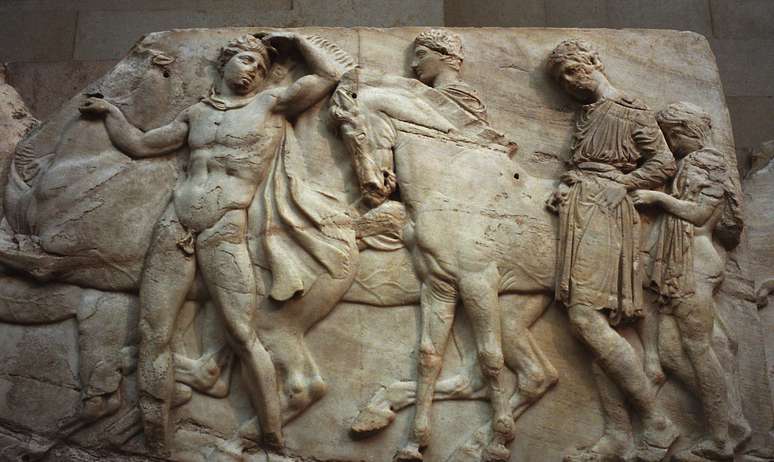 Um friso que faz parte do "m&aacute;rmores de Elgin", tirada do Parthenon, em Atenas, na Gr&eacute;cia quase  200 anos atr&aacute;s por um aristocrata brit&acirc;nico, o conde de Elgin, est&atilde;o em exibi&ccedil;&atilde;o 21 de janeiro de 2002 no Museu Brit&acirc;nico, em Londres, Inglaterra 