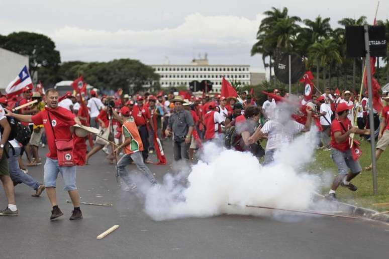 Membros do Movimento dos Trabalhadores Sem Terra (MST) entram em confronto com a polícia durante marcha em Brasília, nesta quarta-feira. 12/02/2014