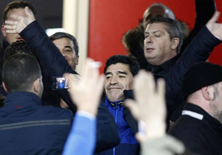Maradona festeja vitória do clube pelo qual atuou na Itália