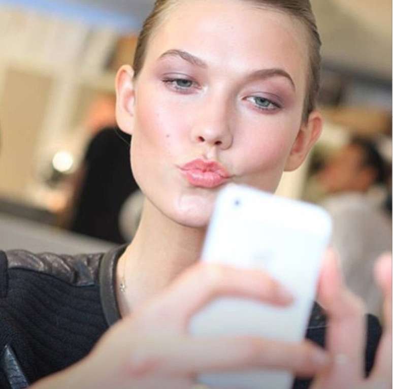 <p>Karlie Kloss sempre posa mandando beijo para a câmera</p>