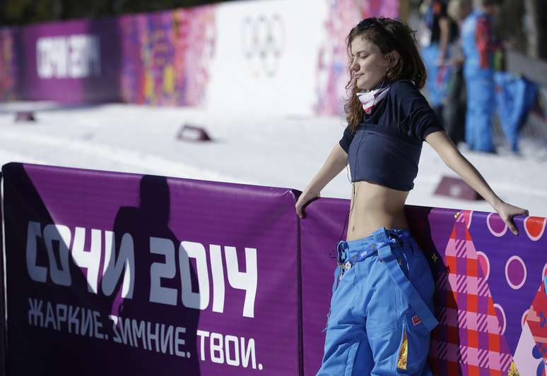 <p>Voluntária aproveita sol na Olimpíada de Inverno</p>