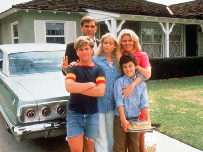 <p>A família do personagem Kevin Arnold (Fred Savage, no canto direito) em foto de divulgação da série</p>