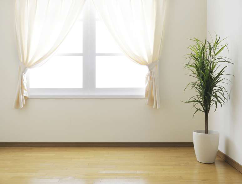Cortinas claras e plantas são alguns dos artifícios que podem ser usados para amenizar o calor