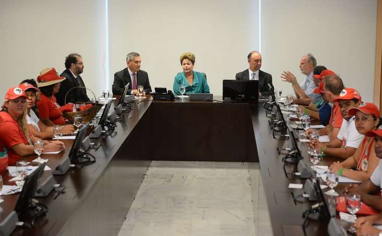 Dilma Rousseff recebeu representantes do Movimento dos Trabalhadores Rurais sem Terra em Brasília