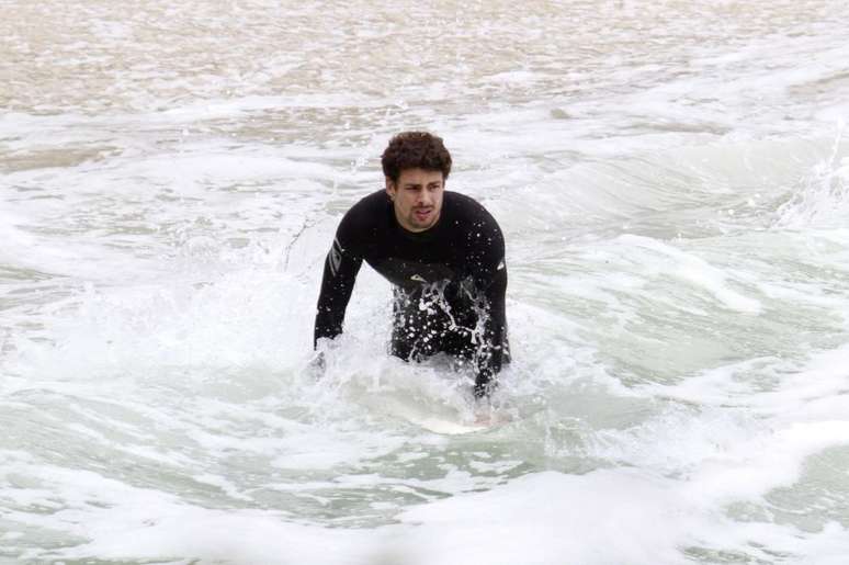 Cauã Reymond aproveitou suas férias recém-tiradas para relaxar um pouco e aliviar o calor surfando