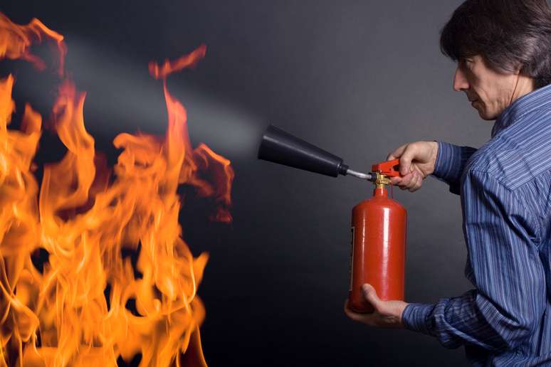 Práticos e de baixo custo, os extintores residenciais são uma ótima alternativa para combater incêndios