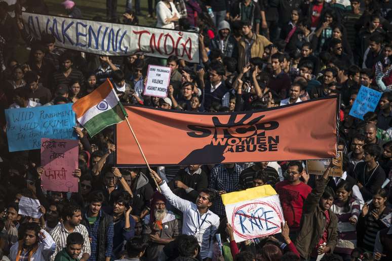 <p>Manifestantes protestam em frente ao Palácio Presidencial contra a falta de ação do Governo indiano em relação aos crescentes casos de estupro no país, em dezembro de 2012</p>