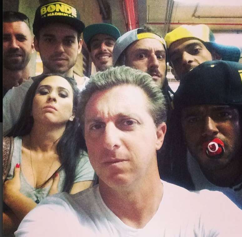 Luciano Huck postou uma foto durante grava&ccedil;&atilde;o do 'Caldeir&atilde;o'