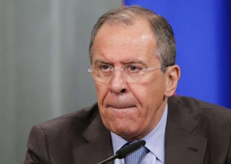 <p> Ucrânia não pode ser forçada a escolher entre manter laços próximos com a Rússia ou com o Ocidente, disse o chanceler russo, Sergei Lavrov, nesta terça-feira</p>